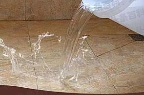 云龙漏水维修 免砸砖防水材料该如何施工